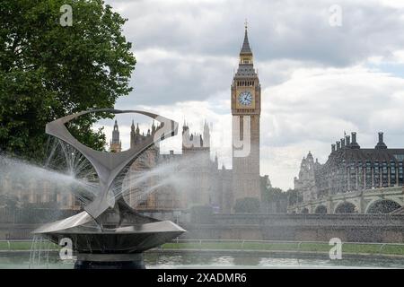 Westminster, London, Großbritannien. Juni 2024. Blick auf Big Ben und das House of Commons, Teil des Palace of Westminster in London, Sitz der Regierung. Es sind jetzt nur noch vier Wochen bis zur Parlamentswahl, wenn die Wähler die Wahlen gehen. Die Tory Party und die Labour Party sind mit ihren Wahlkampagnen in ganz Großbritannien beschäftigt. Es wird jedoch erwartet, dass die Labour Party einen Erdrutschsieg macht, da Nigel Farage die Führung der Reformpartei übernommen hat, könnte dies den prozentualen Vorsprung der Labour Party ändern. Es wird auch erwartet, dass liberale Demokraten Sitze von ehemaligen konservativen Wählern erhalten. Gutschrift: M Stockfoto