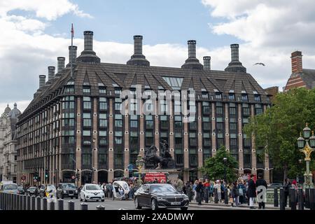 Westminster, London, Großbritannien. Juni 2024. Portcullis House, Teil des Palace of Westminster in London, Sitz der Regierung. Es sind jetzt nur noch vier Wochen bis zur Parlamentswahl, wenn die Wähler die Wahlen gehen. Die Tory Party und die Labour Party sind mit ihren Wahlkampagnen in ganz Großbritannien beschäftigt. Es wird jedoch erwartet, dass die Labour Party einen Erdrutschsieg macht, da Nigel Farage die Führung der Reformpartei übernommen hat, könnte dies den prozentualen Vorsprung der Labour Party ändern. Es wird auch erwartet, dass liberale Demokraten Sitze von ehemaligen konservativen Wählern erhalten. Kredit: Maureen McLean/Alamy Live Stockfoto