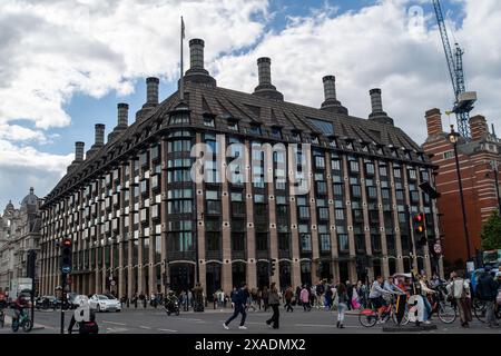 Westminster, London, Großbritannien. Juni 2024. Portcullis House, Teil des Palace of Westminster in London, Sitz der Regierung. Es sind jetzt nur noch vier Wochen bis zur Parlamentswahl, wenn die Wähler die Wahlen gehen. Die Tory Party und die Labour Party sind mit ihren Wahlkampagnen in ganz Großbritannien beschäftigt. Es wird jedoch erwartet, dass die Labour Party einen Erdrutschsieg macht, da Nigel Farage die Führung der Reformpartei übernommen hat, könnte dies den prozentualen Vorsprung der Labour Party ändern. Es wird auch erwartet, dass liberale Demokraten Sitze von ehemaligen konservativen Wählern erhalten. Kredit: Maureen McLean/Alamy Live Stockfoto