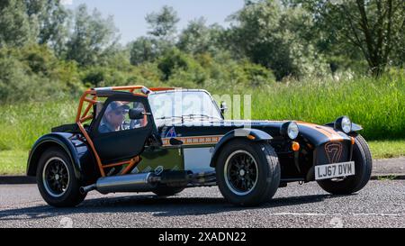 Stony Stratford, UK - 2. Juni 2024: 2018 schwarzes Caterham 7 Auto fährt auf einer britischen Landstraße Stockfoto