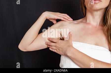 Postoperative Narbe auf der Schulter einer Frau. Geheilte Narbe nach Operation nach gebrochenem Armknochen Stockfoto