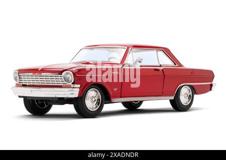 Izmir, Türkei - 4. Juni 2024: Linke Vorderansicht eines Spielzeugautos Chevrolet Nova SS 1970 auf weißem Hintergrund Stockfoto