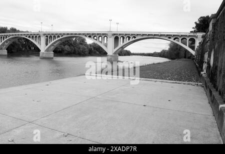 Brücke über den Wabash River in der Nähe des George Rogers Clark National Historical Park in Vincennes, Indiana, USA. Stockfoto