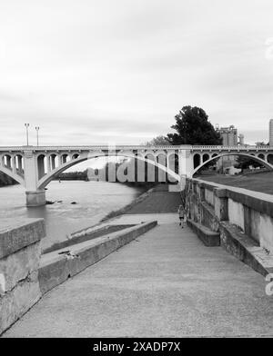 Brücke über den Wabash River in der Nähe des George Rogers Clark National Historical Park in Vincennes, Indiana, USA. Stockfoto