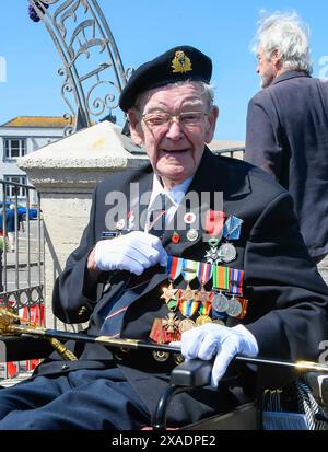 Portland Port, Dorset, Großbritannien. Juni 2024. Wetter in Großbritannien. D-Day 80 Jubiläum – Hunderte von Menschen nehmen an einem Gedenkgottesdienst am American war Memorial in Victoria Gardens auf der Isle of Portland in Dorset Teil, um den D-Day 80 zu feiern. Der Veteran Ken Swain, 98 Jahre alt, kämpfte mit der Royal Navy an der 5. Stelle des Gedenkdienstes. Bildnachweis: Graham Hunt/Alamy Live News Stockfoto