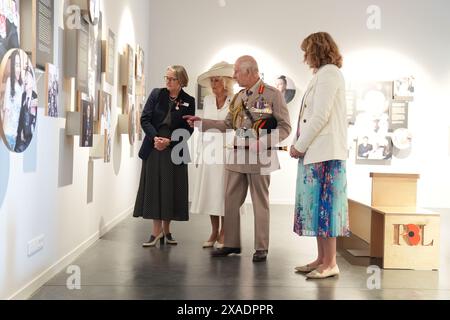 König Karl III. Und Königin Camilla bei der offiziellen Eröffnung des Winston Churchill Education and Learning Centre auf dem Gelände des British Normandie Memorial in Ver-sur-Mer, Frankreich. Das neue Gebäude beherbergt zwei Bildungs-Ausstellungsgalerien, die die Geschichten jener erzählen, die am D-Day und in der Schlacht von der Normandie kämpften, kuratiert von der Royal British Legion. Bilddatum: Donnerstag, 6. Juni 2024. Stockfoto