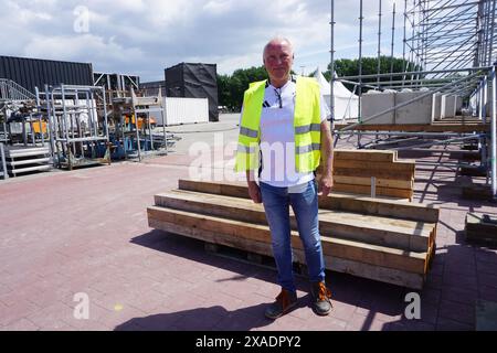 Hamburg, Deutschland. Juni 2024. Bau einer Fanzone für die Fußball-Europameisterschaft in Hamburg, 5. Juni 2024. Organisator Uwe Bergmann bei einer Führung durch die Fanzone. Die Ventilatorzone befindet sich noch im Bau, aber nach Angaben von Bergmann besteht keine Gefahr von Verzögerungen. Quelle: Ales Zapotocky/CTK Photo/Alamy Live News Stockfoto