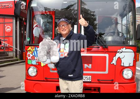 Otto Waalkes bei der Einweihung vom Ottifanten Stadtrundfahrten Buss am 6.06.2024 an den Landungsbrücken in Hamburg. Stockfoto