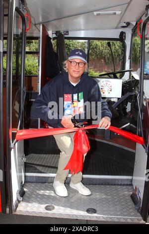 Otto Waalkes bei der Einweihung vom Ottifanten Stadtrundfahrten Buss am 6.06.2024 an den Landungsbrücken in Hamburg. Stockfoto