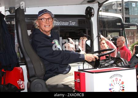 Otto Waalkes bei der Einweihung vom Ottifanten Stadtrundfahrten Buss am 6.06.2024 an den Landungsbrücken in Hamburg. Stockfoto