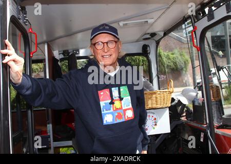 Otto Waalkes bei der Einweihung vom Ottifanten Stadtrundfahrten Buss am 6.06.2024 an den Landungsbrücken in Hamburg. Stockfoto