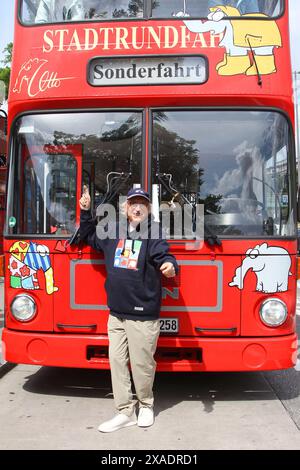 Otto Waalkes bei der Einweihung vom Ottifanten Stadtrundfahrten Buss am 6.06.2024 an den Landungsbrücken in Hamburg. Stockfoto