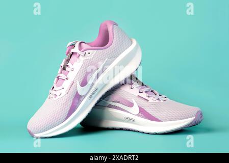 Nike Downshifter 13 Damen Rennlaufschuhe auf blauem Hintergrund Stockfoto