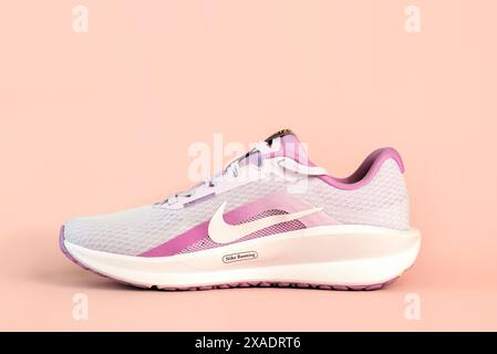 Nike Downshifter 13 Damen Road Laufschuh über rosa Hintergrund Stockfoto