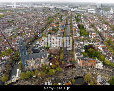 Königstag 2024 in Amsterdam. Koningsdag, Koeningsdag in der Hauptstadt der Niederlande, Luftdrohne fliegen über Orange Anzüge. Stockfoto