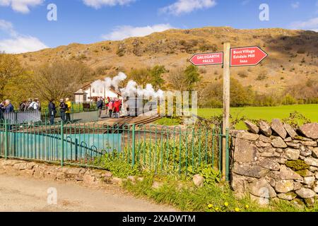 Ein Wegweiser zu Dalegarth Falls, Boot Village, Eskdale Mill Inns an der Dalegarth Station, Eskdale, Lake District National Park, Cumbria, England, GB. Stockfoto