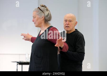 Performance- und Installationskuenstler Boris Nieslony und die Kuenstlerin Karin meine, aufgenommen am 06.06.2024 in Kassel. Seit 1981 entwickelt er außerdem ein umfassendes Archiv ueber Performance-Art, Artist-Run-spaces und theoretisch-philosophische Grundlagen des Gebietes. *** Performance- und Installationskünstler Boris Nieslony und die Künstlerin Karin meine, fotografiert am 06 06 2024 in Kassel seit 1981 hat er auch ein umfassendes Archiv zu Performancekunst, Künstlerinnen und KünstlerInnen bewirtschafteten Räumen und theoretisch philosophischen Grundlagen des Feldes EDITORIAL USE ONLY Copyright: E Stockfoto