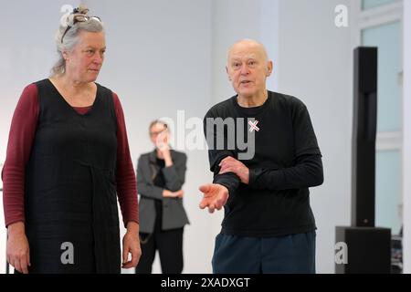 Performance- und Installationskuenstler Boris Nieslony und die Kuenstlerin Karin meine, aufgenommen am 06.06.2024 in Kassel. Seit 1981 entwickelt er außerdem ein umfassendes Archiv ueber Performance-Art, Artist-Run-spaces und theoretisch-philosophische Grundlagen des Gebietes. *** Performance- und Installationskünstler Boris Nieslony und die Künstlerin Karin meine, fotografiert am 06 06 2024 in Kassel seit 1981 hat er auch ein umfassendes Archiv zu Performancekunst, Künstlerinnen und KünstlerInnen bewirtschafteten Räumen und theoretisch philosophischen Grundlagen des Feldes EDITORIAL USE ONLY Copyright: E Stockfoto