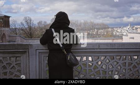 Eine Frau in einem schwarzen Hoodie bewundert die Skyline von istanbul vom Aussichtspunkt topkapi-Palast aus. Stockfoto