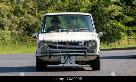 Stony Stratford, UK - 2. Juni 2024: 1967 klassisches Nissan-Auto auf einer britischen Landstraße Stockfoto