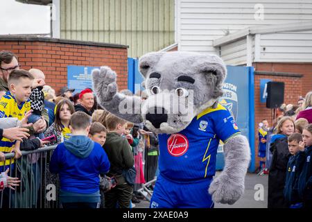 Warrington, Cheshire, Großbritannien. Juni 2024. Warrington Wolves verließ das Halliwell Jones Stadium am 6. Juni 2024 und zog in Richtung Wembley Stadium, um das Finale des Rugby Football League Challenge Cup gegen Wigan zu erreichen. Die Unterstützer waren da, um sie zu sehen und Unterschriften und Selfies mit den Spielern und Manager Sam Burgess zu erhalten. Wolfie The Mascot High Fives the Fans Credit: John Hopkins/Alamy Live News Stockfoto