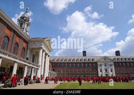 Chelsea Pensioners während des Royal Hospital Chelsea's Gründertag Zeremonie zur Feier der Gründung des Royal Hospital durch König Charles II. Die Veranstaltung fand fast jedes Jahr seit der Eröffnung des Royal Hospital im Jahr 1692 statt. Bilddatum: Donnerstag, 6. Juni 2024. Stockfoto