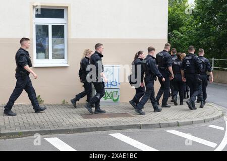 06 Juni 2024, Sachsen, Döbeln: Polizeibeamte gehen bei der großangelegten Suche nach der vermissten neunjährigen Valeriia durch ein Wohngebiet. Die Polizei hat Kollegen im Ausland kontaktiert, um nach der neunjährigen Valeriia zu suchen, die seit dem 3. Juni 2024 vermisst wird. Das Mädchen, das aus der Ukraine kommt, lebt bei ihrer Mutter in Deutschland, während ihr Vater noch in der Ukraine ist. Foto: Sebastian Willnow/dpa Stockfoto