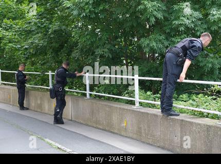 06. Juni 2024, Sachsen, Döbeln: Polizeibeamte bei der großangelegten Suche nach vermisster neunjähriger Valeriia. Bei der Suche nach der seit dem 3. Juni 2024 vermissten neunjährigen Valeriia hat die Polizei Kollegen im Ausland kontaktiert. Das Mädchen, das aus der Ukraine kommt, lebt bei ihrer Mutter in Deutschland, während ihr Vater noch in der Ukraine ist. Foto: Sebastian Willnow/dpa Stockfoto