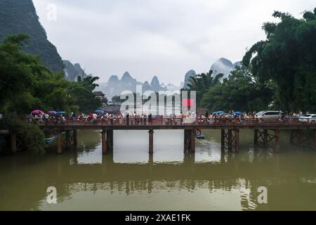 Yangshuo County, Guilin City, Guangxi, China - 22. Juni 2023: Luftaufnahmen von Touristen, die die Landschaft der antiken Stadt Xingping besuchen Stockfoto