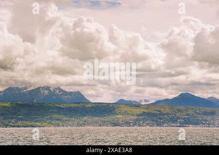 Die Stadt Evian von der Schweiz aus gesehen über den Genfer See oder den Lac Leman Stockfoto