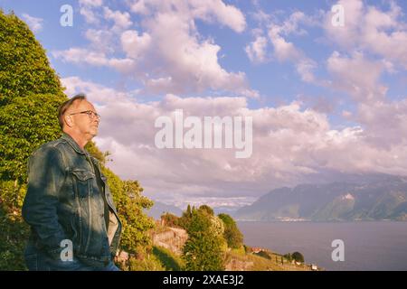 Man Tourist, der im Sommer Vneyard Terrassen am Genfer See bewundert, Lavaux, Waadt, Schweiz Stockfoto