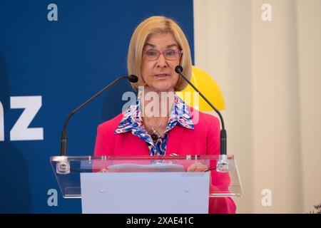 Brigitte MOHN, Mitglied des Vorstands der Bertelsmann-Stiftung, bei Ihrer Rede Einsamkeitskonferenz DU uns eins in der Duesseldorfer Staatskanzlei, 06.06.2024, *** Brigitte MOHN, Mitglied des Vorstands der Bertelsmann Stiftung, während ihrer Rede auf der DU uns eins Einsamkeit Konferenz in der Landeskanzlei Düsseldorf, 06.2024, Stockfoto