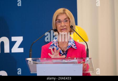 Brigitte MOHN, Mitglied des Vorstands der Bertelsmann-Stiftung, bei Ihrer Rede Einsamkeitskonferenz DU uns eins in der Duesseldorfer Staatskanzlei, 06.06.2024, *** Brigitte MOHN, Mitglied des Vorstands der Bertelsmann Stiftung, während ihrer Rede auf der DU uns eins Einsamkeit Konferenz in der Landeskanzlei Düsseldorf, 06.2024, Stockfoto