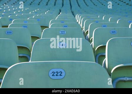 Eine Reihe leerer Sitze mit den Nummern 222 bis 242. Die Sitze haben alle dieselbe Farbe und sind in einer Reihe angeordnet Stockfoto