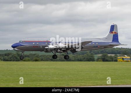 Flying Bulls Douglas DC-6B Landung auf der IWM Duxford D-Day 80 Summer Airshow 1. Juni 2024 Stockfoto