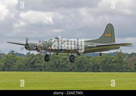 Boeing B-17G Flying Fortress 'Sally B' Landung auf der IWM Duxford nach der Vorstellung für das D-Day 80 Sommer Airshow Wochenende 1. Juni 2024 Stockfoto