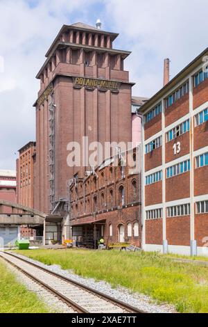 Bremen – 25. April 2024: Historisches Roland-Mühle-Gebäude am Getreidehafen im Besitz der Roland Mills United GmbH & Co. KG Stockfoto