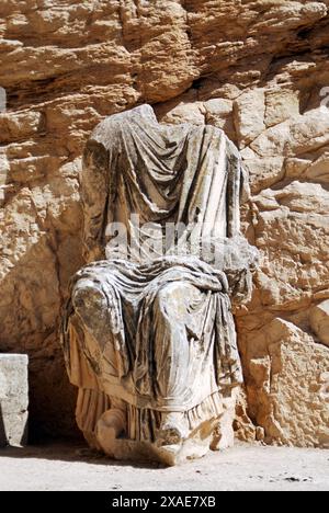 Kopflose Statue, römische Dougga oder Thugga, antike römische Stadt, Teboursouk, Beja Governorate, Tunesien Stockfoto