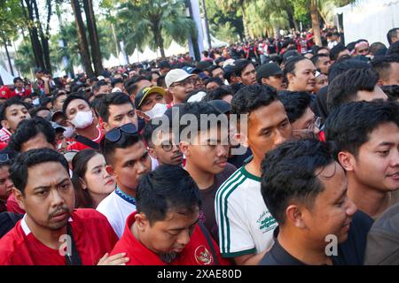 Jakarta, Indonesien, 06. Juni 2024 überfüllte indonesische Unterstützer, die am 06. Juni 2024 im Stadion Utama Gelora Bung Karno anstehen, um die Qualifikation zur FIFA-Weltmeisterschaft 2026 (AFC) und die Qualifikation zur AFC-Asienmeisterschaft 2027, Indonesien gegen Irak, im Stadion Utama Gelora Bung Karno, in Jakarta, Indonesien, zu sehen. Credit Shaquille Fabri/Alamy Live News Stockfoto