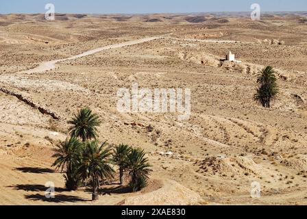 Wüstenlandschaft in der Nähe der historischen Berberstadt mit traditionellen unterirdischen Höhlenhäusern in der Sahara-Wüste, Matmata, Gabes Governorate, Tunesien Stockfoto