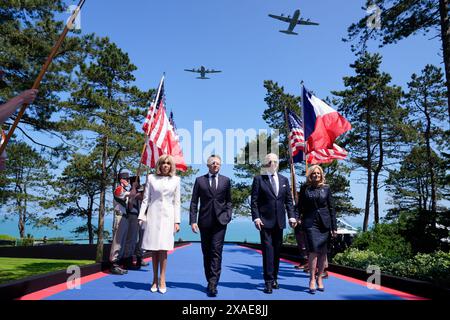 Normandie, Frankreich. Juni 2024. US-Präsident Joe Biden und First Lady Jill Biden gehen mit dem französischen Präsidenten Emmanuel Macron und seiner Frau Brigitte Macron zu einer Zeremonie zum 80. Jahrestag des D-Day auf dem amerikanischen Friedhof der Normandie in Colleville-sur-Mer, Frankreich. Bis zum 6. Juni 2024. Veteranen, Familien, politische Führer und Militärangehörige versammeln sich in der Normandie zum D-Day, der den Weg für den Sieg der Alliierten über Deutschland im Zweiten Weltkrieg ebnete. Foto: Ambassade US France/UPI Credit: UPI/Alamy Live News Stockfoto