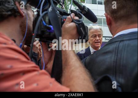 PVV-Chef Geert Wilders beantwortet Fragen der Presse, nachdem er für das niederländische Europäische Parlament gestimmt hat. Der Vorsitzende der PVV, Geert Wilders, hat heute Morgen im Rathaus von den Haag seine Stimme für das niederländische Europäische Parlament abgegeben. Gert Wilders ist ein Politiker, der die niederländische rechtsextreme Partei (PVV) anführte, die 2006 von ihm gegründet wurde. Gegen den Islam war Wilders bei den Wahlen im letzten Jahr an der Spitze der Wahlen und schloss ein Abkommen mit drei anderen Parteiführern. Er kandidierte mit dem Slogan "Hoffnung, Mut und Stolz", er plant, strengere Maßnahmen gegen Asylbewerber zu verhängen, die Familienzusammenführung für Flüchtlinge abzuschaffen, an Stockfoto