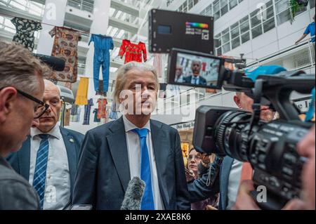 PVV-Chef Geert Wilders beantwortet Fragen der Presse, nachdem er für das niederländische Europäische Parlament gestimmt hat. Der Vorsitzende der PVV, Geert Wilders, hat heute Morgen im Rathaus von den Haag seine Stimme für das niederländische Europäische Parlament abgegeben. Gert Wilders ist ein Politiker, der die niederländische rechtsextreme Partei (PVV) anführte, die 2006 von ihm gegründet wurde. Gegen den Islam war Wilders bei den Wahlen im letzten Jahr an der Spitze der Wahlen und schloss ein Abkommen mit drei anderen Parteiführern. Er kandidierte mit dem Slogan "Hoffnung, Mut und Stolz", er plant, strengere Maßnahmen gegen Asylbewerber zu verhängen, die Familienzusammenführung für Flüchtlinge abzuschaffen, an Stockfoto