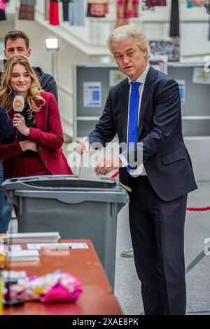 Der Vorsitzende der PVV, Geert Wilders, hat heute Morgen im Rathaus von den Haag seine Stimme für das niederländische Europäische Parlament abgegeben. Der Vorsitzende der PVV, Geert Wilders, hat heute Morgen im Rathaus von den Haag seine Stimme für das niederländische Europäische Parlament abgegeben. Gert Wilders ist ein Politiker, der die niederländische rechtsextreme Partei (PVV) anführte, die 2006 von ihm gegründet wurde. Gegen den Islam war Wilders bei den Wahlen im letzten Jahr an der Spitze der Wahlen und schloss ein Abkommen mit drei anderen Parteiführern. Er kandidierte mit dem Slogan "Hoffnung, Mut und Stolz", er plant, strengere Maßnahmen gegen Asylbewerber zu verhängen und die Familienzusammenführung für Flüchtlinge abzuschaffen Stockfoto