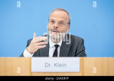 Dr. Felix Klein, Beauftragter der Bundesregierung für das jüdische Leben in Deutschland und die Bekämpfung des Antisemitismus, berichtete während einer Pressekonferenz im Bundespressekonferenzhaus zum Thema: Antisemitismus-Allianzen nach dem 7. Oktober - Lagebericht der Zivilgesellschaft zum Antisemitismus in Berlin am 6. Juni 2024. Stockfoto