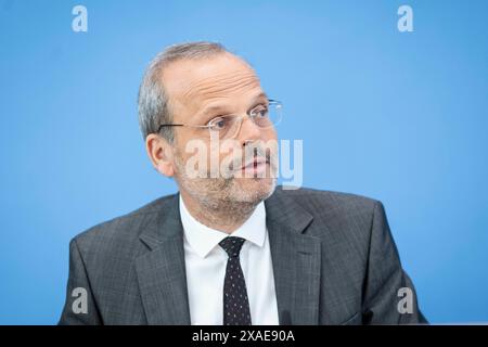 Dr. Felix Klein, Beauftragter der Bundesregierung für das jüdische Leben in Deutschland und die Bekämpfung des Antisemitismus, berichtete während einer Pressekonferenz im Bundespressekonferenzhaus zum Thema: Antisemitismus-Allianzen nach dem 7. Oktober - Lagebericht der Zivilgesellschaft zum Antisemitismus in Berlin am 6. Juni 2024. Stockfoto