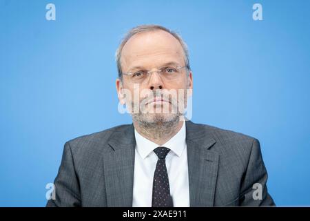 Dr. Felix Klein, Beauftragter der Bundesregierung für das jüdische Leben in Deutschland und die Bekämpfung des Antisemitismus, berichtete während einer Pressekonferenz im Bundespressekonferenzhaus zum Thema: Antisemitismus-Allianzen nach dem 7. Oktober - Lagebericht der Zivilgesellschaft zum Antisemitismus in Berlin am 6. Juni 2024. Stockfoto