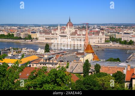 Das ungarische Parlamentsgebäude an einem sonnigen Tag in Budapest, Ungarn Stockfoto