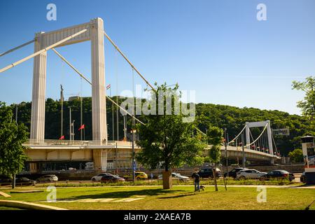 Die Erzsébet-Brücke an einem sonnigen Tag, Budapest, Ungarn Stockfoto