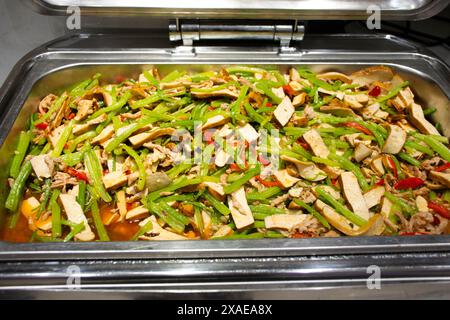 Traditionelles chinesisches Essen Gourmet-Menü oder lokale Küche Kulturstamm gebratener Tofu mit Glockenpfeffer und Chili-Paste servieren den Gästen schmackhafte Speisen Stockfoto